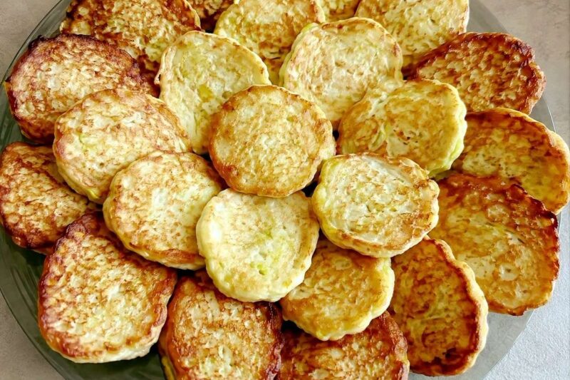 Purūs cukinijų blyneliai su sūriu ir česnaku keptuvėje