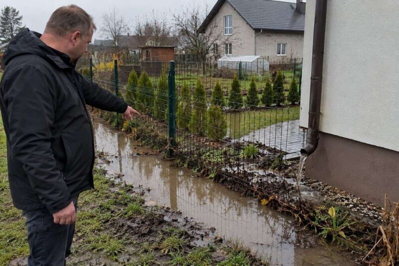 Kaimyno lietaus vanduo bėga į mano sklypą: ką sako įstatymai ir ką daryti