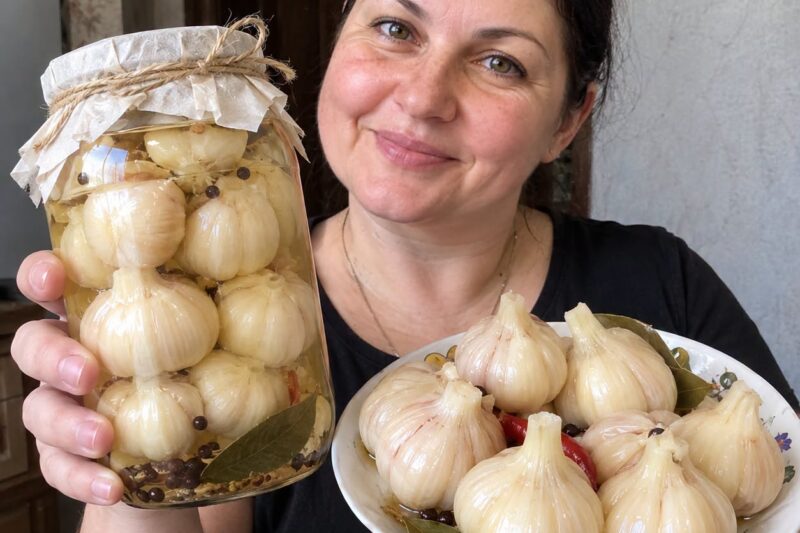 Gruziniškai marinuoti česnakai su kalendromis ir aitriąja paprika – traškus užkandis šaldytuve