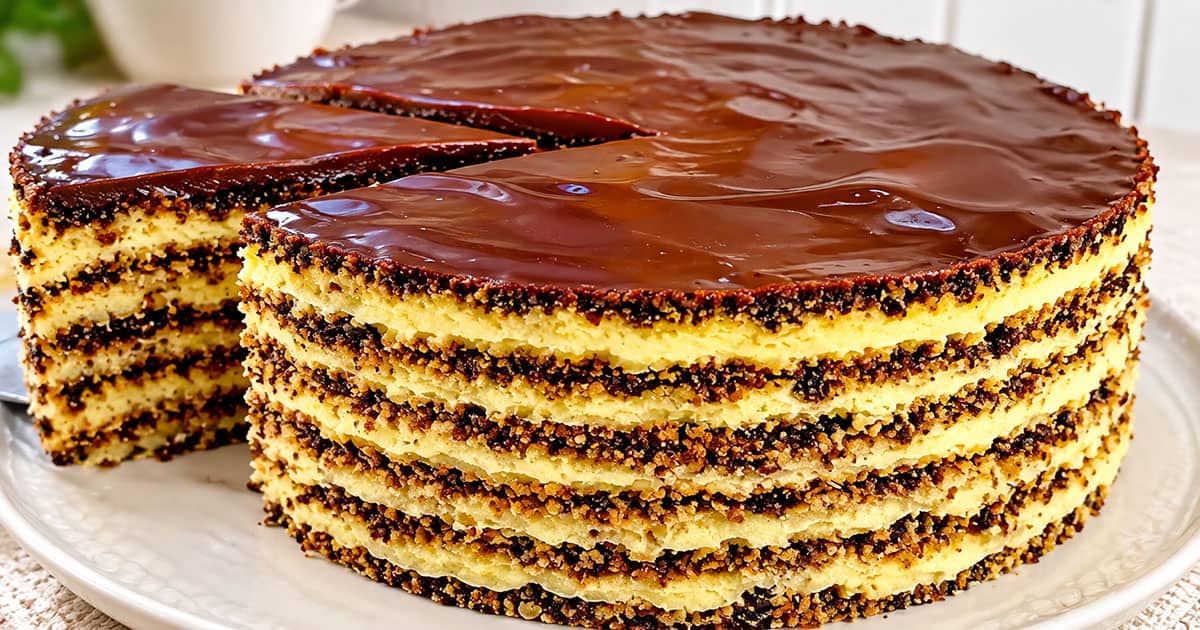 Nekeptas tortas su riešutais, slyvomis, virtu kremu ir vyšnių džemu