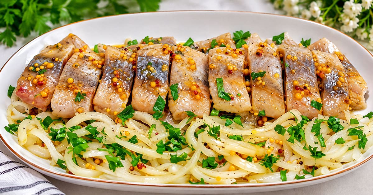 Per šeimos vakarienę visi prašė tik šios silkės: paslaptis slypi ne žuvyje, o marinate